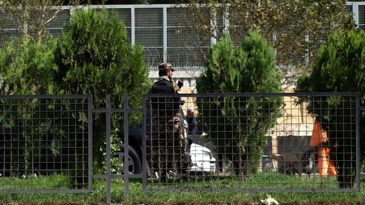 По последним данным, погибли шестеро человек, в том числе два сотрудника посольства, еще 11 ранены