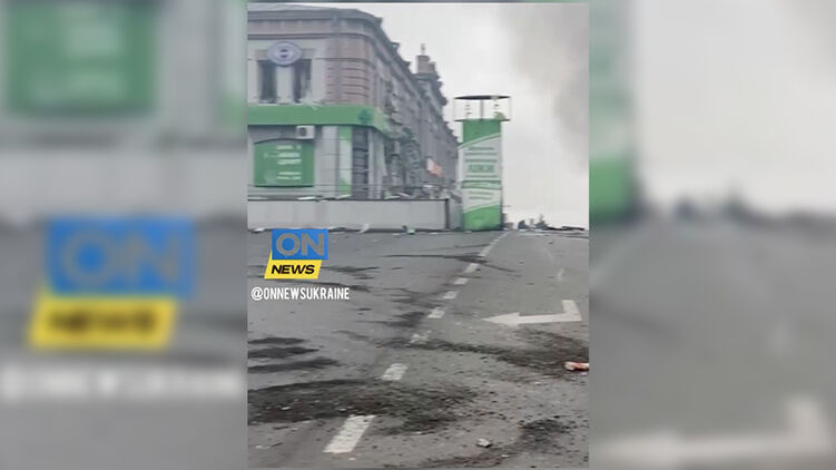 Пока город разделен между украинскими и российскими войсками. Скриншот из видео