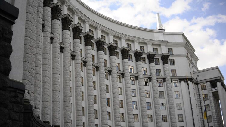 Еще в 2007 году чиновника правительства завербовала ФСБ, и с тех пор он за деньги сливал секретные документы