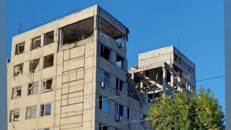 Было попадание в пятиэтажки и девятиэтажки, на предприятии начался пожар. Фото: Телеграм
