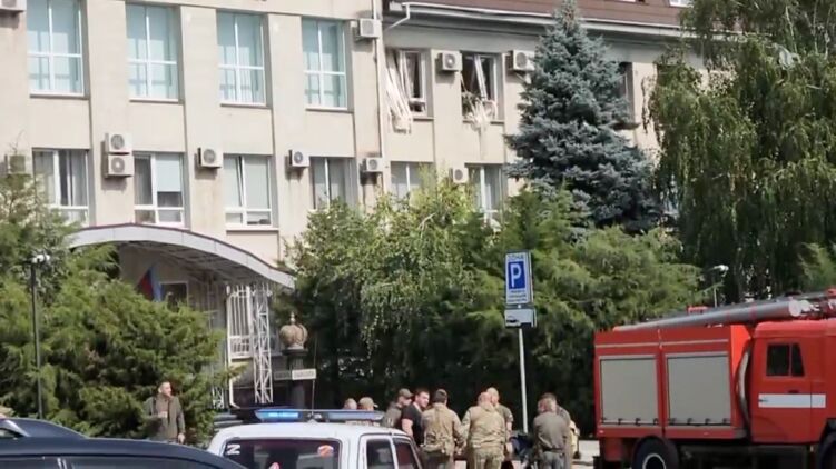 На первом видео пока видно только, что в здании вылетели окна. Скриншот из видео