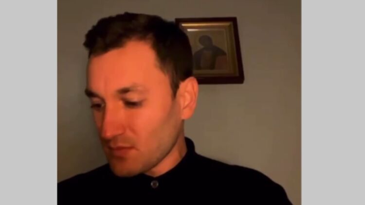 Юрий Бардаш провел стрим на фоне иконы. Скриншот видео