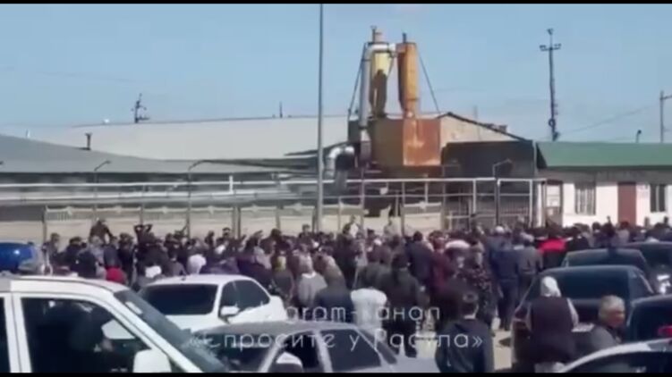 На митинг в кавказской республике вышло большое количество людей. Скриншот из видео
