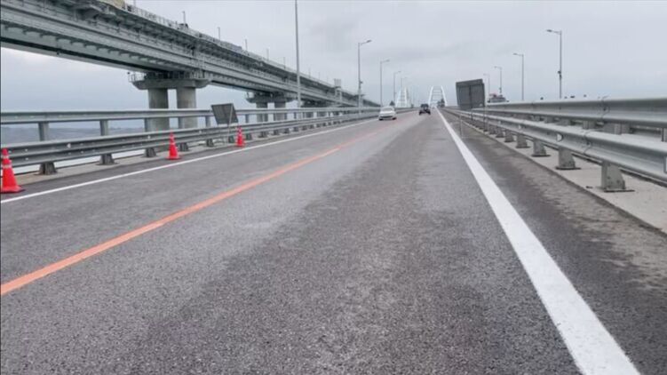 По Крымскому мосту разрешен проезд только для легковых авто. Скриншот видео