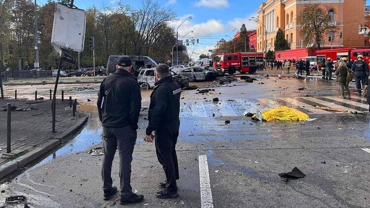 Последствия обстрела центра Киева. Фото: Нацполиция
