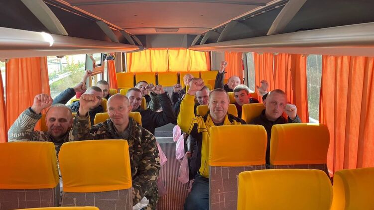 Освобождены 14 бойцов ВСУ, 4 бойца теробороны, один нацгвардеец и военнослужащий ВМС. Фото: Андрей Ермак
