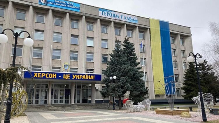 Россияне вывозят документы и мебель из Херсона. Фото: facebook.com