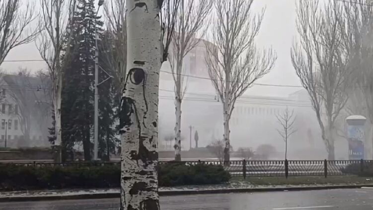 Город в дыму после обстрелов. Скриншот из видео