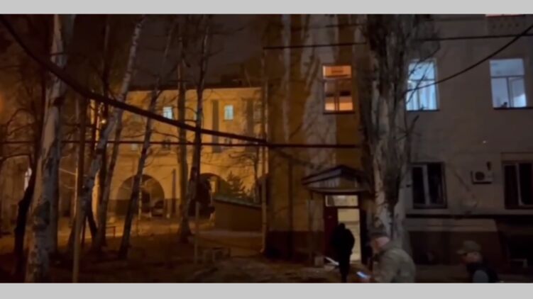 В Донецке обстреляли территорию областной травматологии. Скриншот видео