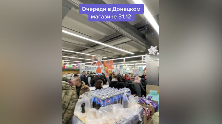 Люди не потеряли желания праздновать Новый год. Скриншот из видео