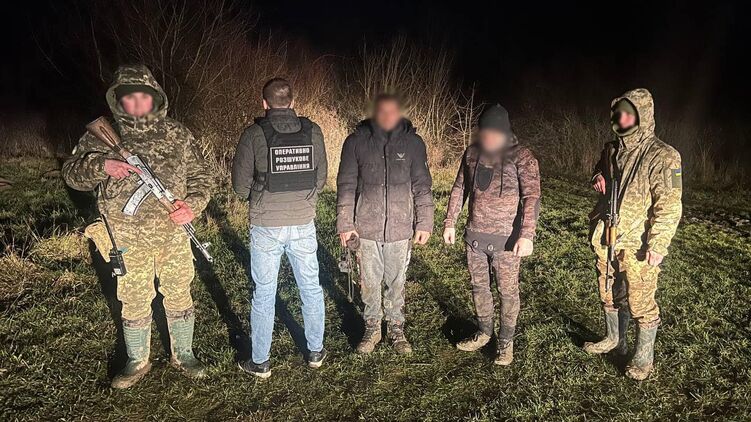 Правонарушителей задержали в 600 метрах от украинско-венгерской границы пограничники. Фото: МВД 