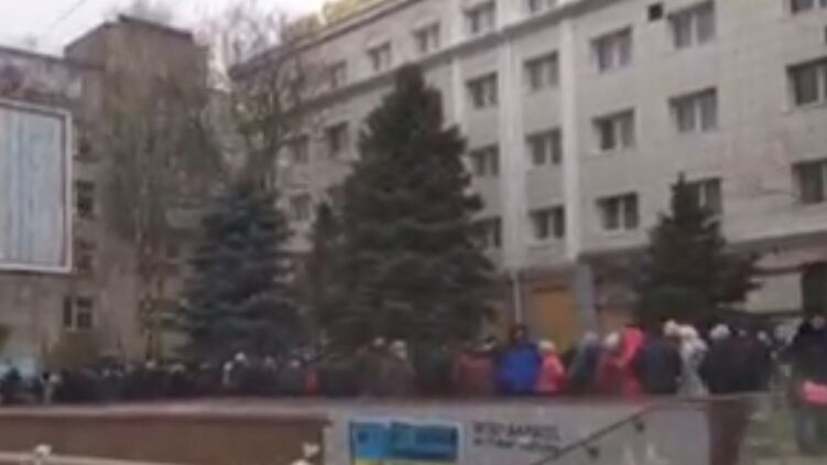 Жители Херсона стоят в очереди за выплатами. Скриншот из видео
