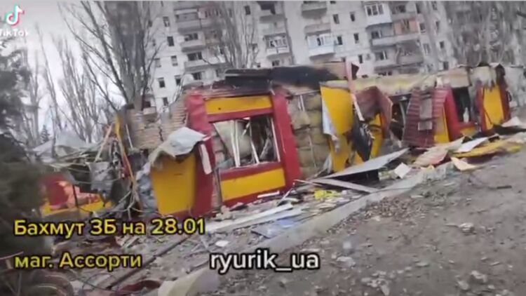 В Бахмуте многочисленные разрушения после обстрелов. Скриншот видео