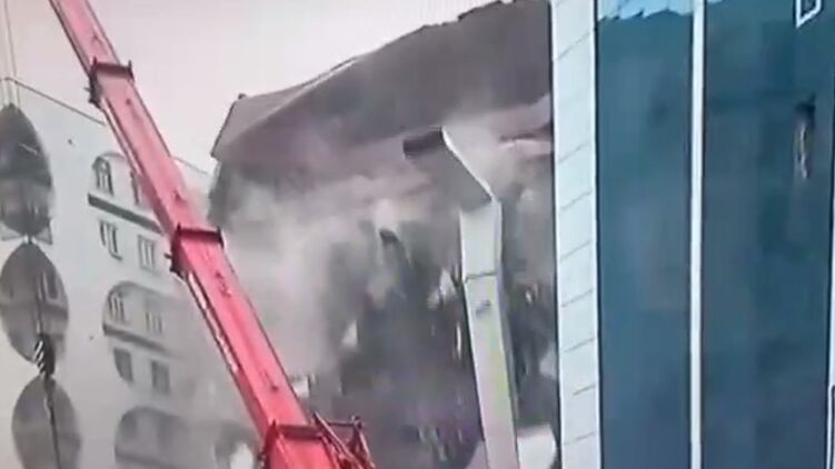 Обрушение здания попало в ТВ. Скриншот из видео