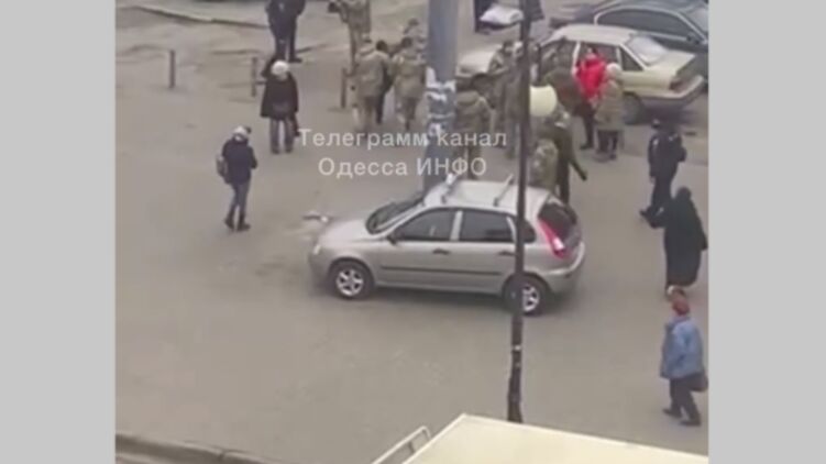 В Одессе продолжают забирать с улиц военнообязанных. Скриншот видео