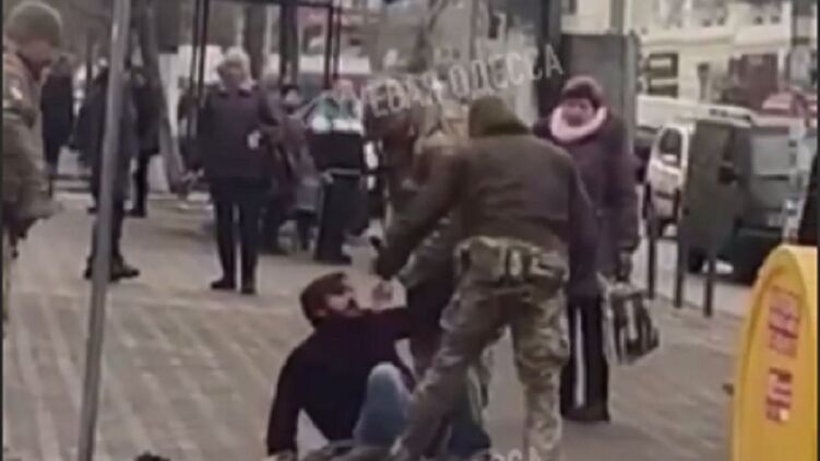 В Одессе военные пытались силой увезти с собой мужчину призывного возраста. Скриншот видео