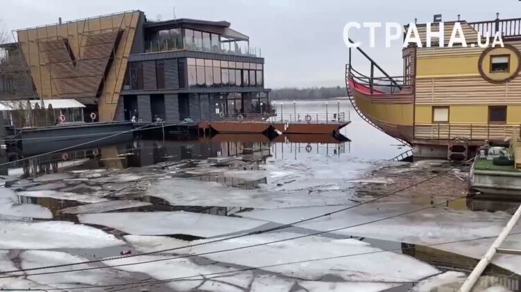 Київські ресторатори скаржаться на понтони, що ламаються, через підвищення рівня води. Скріншот відео