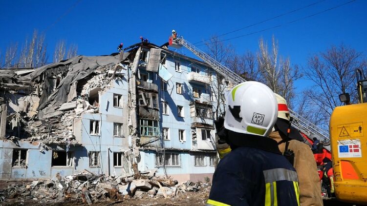 Последствия ракетного удара РФ по Запорожью. Фото: ГосЧС