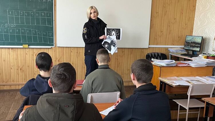 Поліція опитує молодь про причетність до "ЧВК Редан". Фото: Telegram/andrii_nebytov