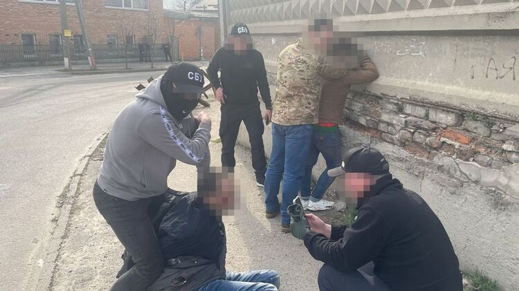 Задержанные передавали данные о нахождении украинских военных объектов и правоохранительных органов. Фото: ssu.gov.ua