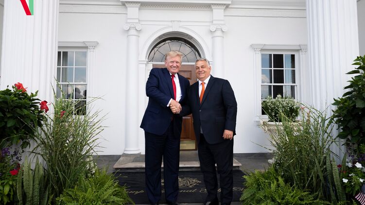Снимок вызвал резкую реакцию посла США. Фото: twitter.com/PM_ViktorOrban