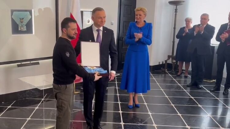 Владимир Зеленский получил ордер Белого Орла из рук президента Польши Анджея Дуды. Скриншот видео