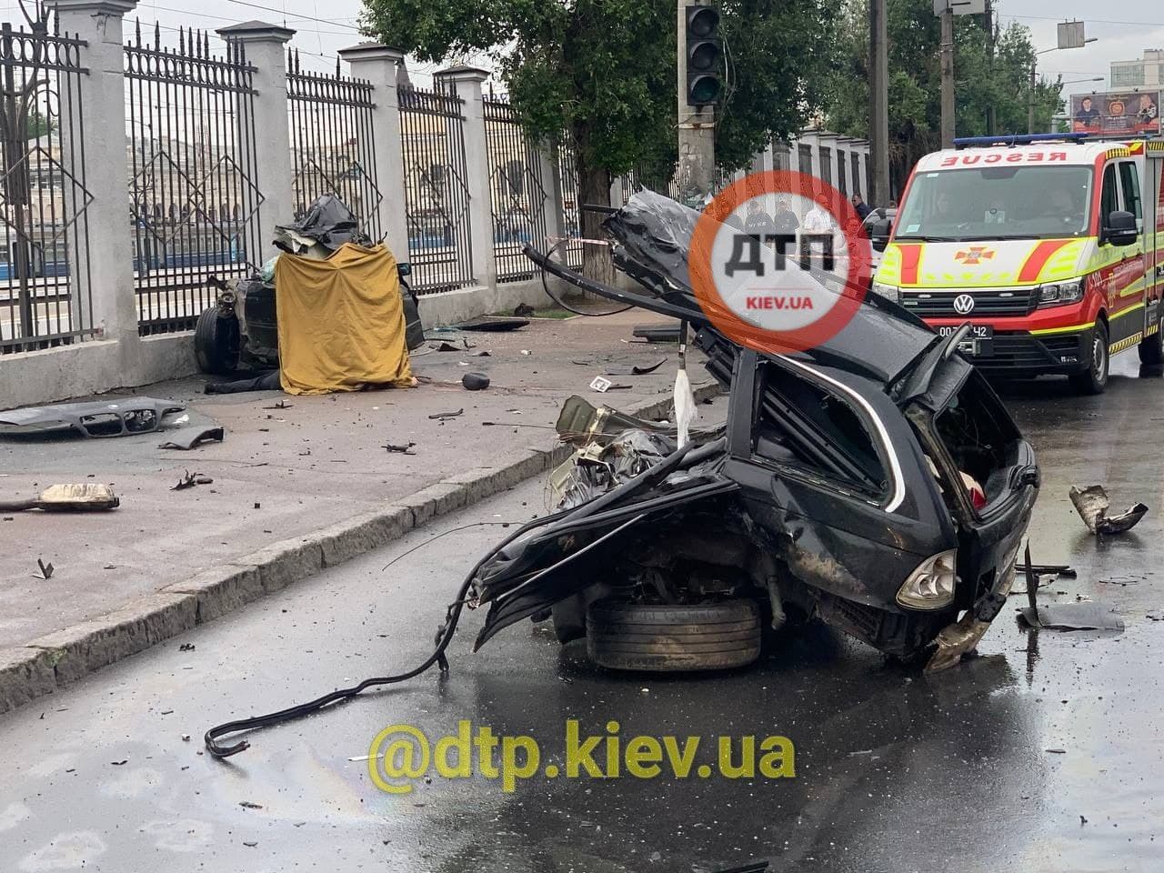 ДТП в Одессе - Автомобиль БМВ врезался в столб и разбился на части