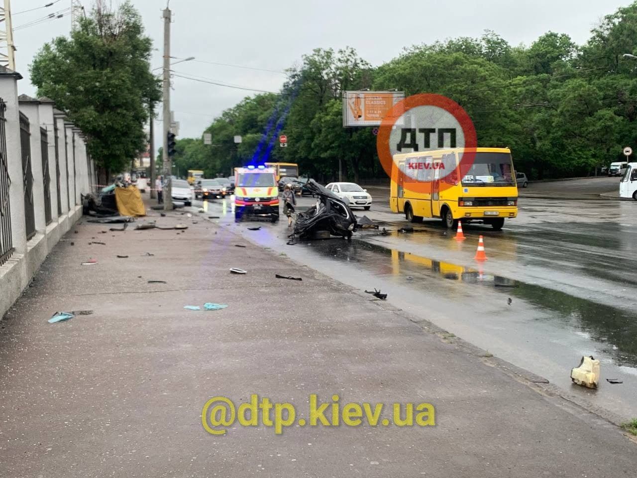 ДТП в Одессе - Автомобиль БМВ врезался в столб и разбился на части