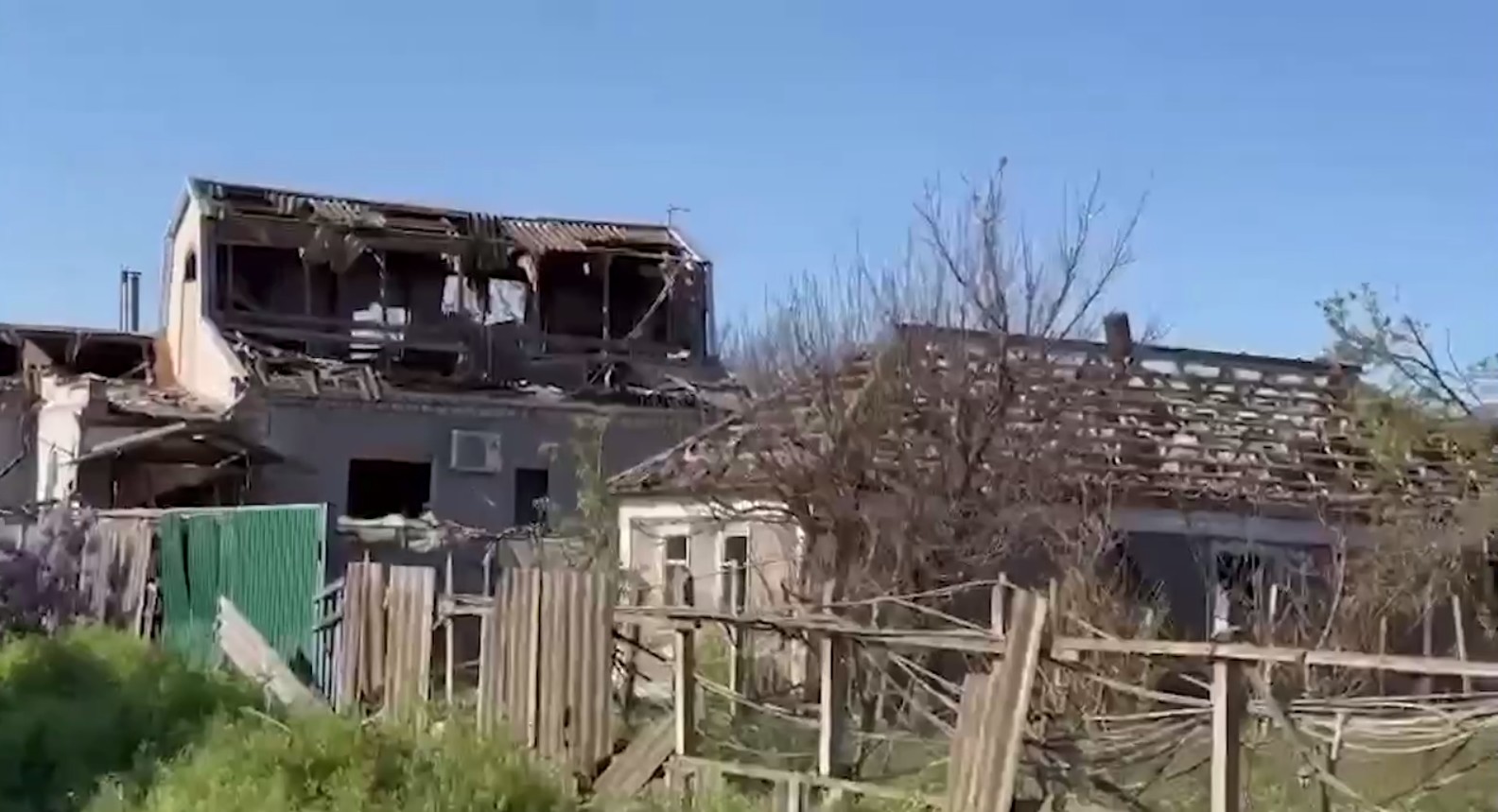 Последствия обстрела в селе Кизомыс. Фото: скриншот с видео