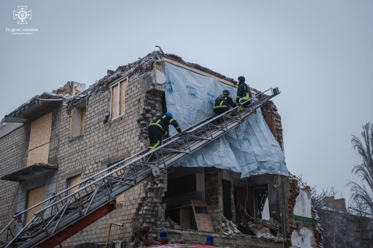 ГСЧС консервирует разрушенный обстрелом дом в Севидово. Фото - ГСЧС